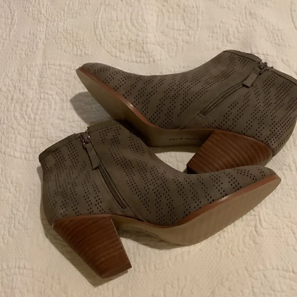 Violet & Red ankle booties. 8 - Picture 7 of 13